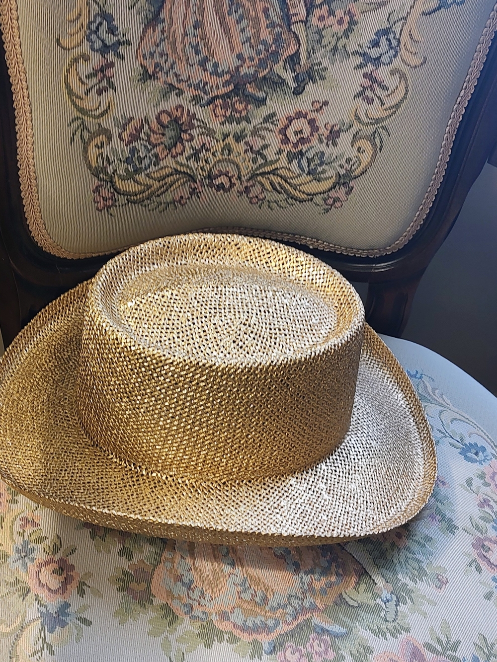 Jhats size S/M in sturdy gold metallic weave. Beautiful condition!